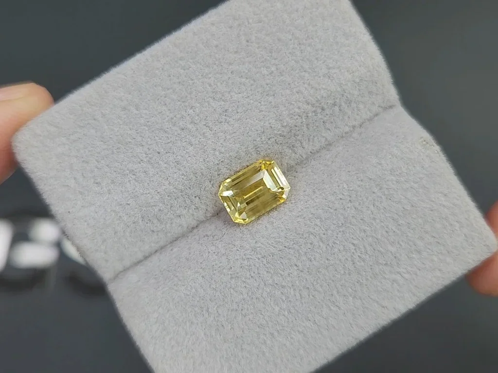Octagon cut yellow sapphire 1.64 carats, Sri Lanka  Image №4