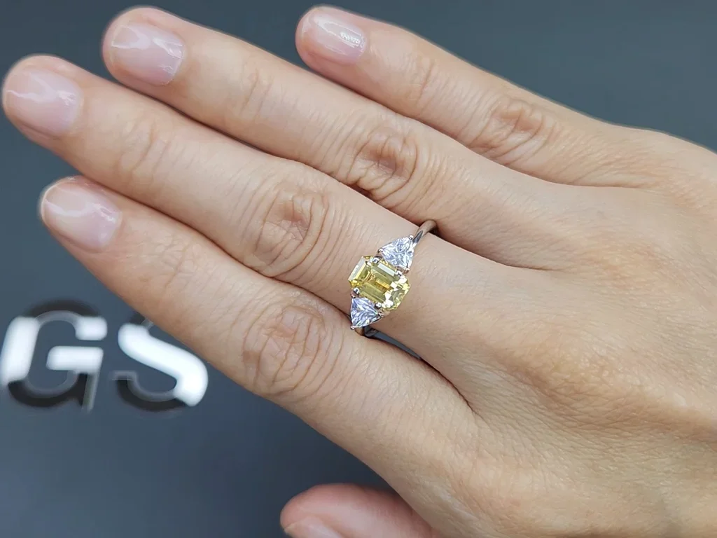 Octagon cut yellow sapphire 1.64 carats, Sri Lanka  Image №5