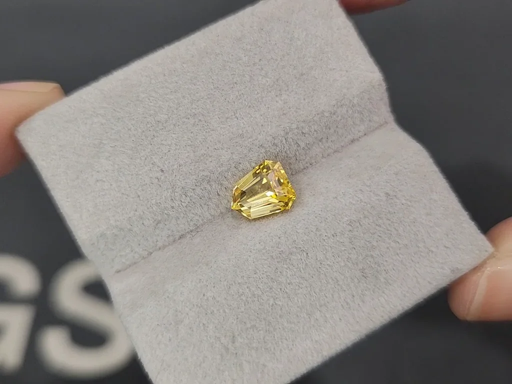 Sapphire Vivid Yellow fancy cut 1.58 carats, Sri Lanka  Image №4