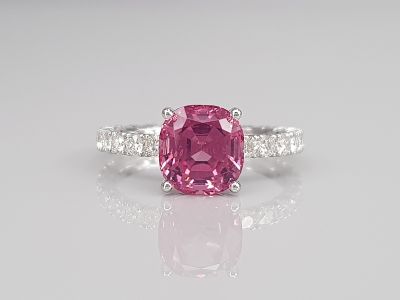 Ring with Pamir pink spinel 2.61 ct and diamonds in 18K white gold photo