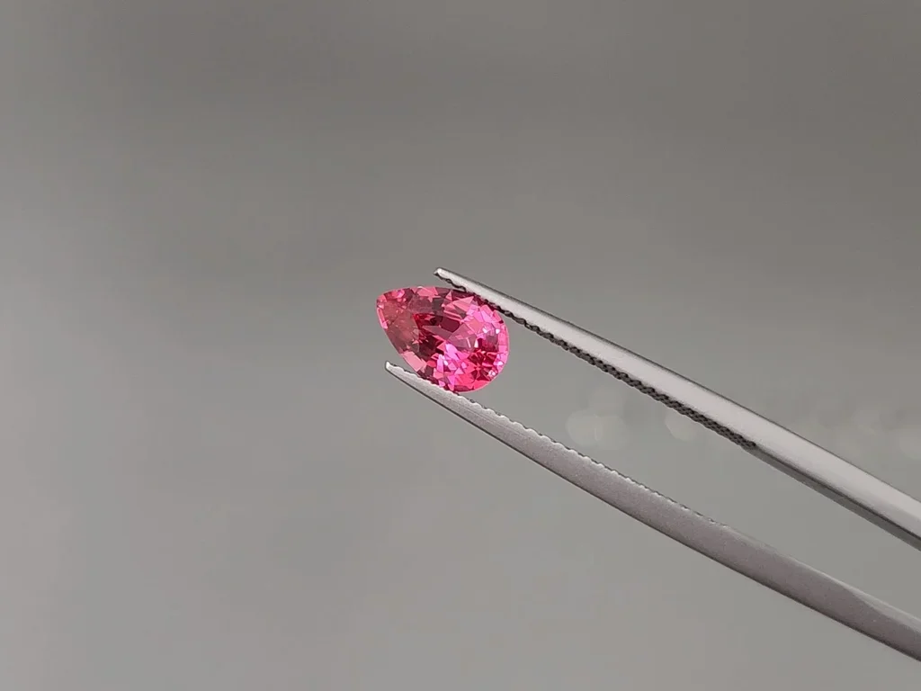 Vibrant pink pear-cut Mahenge spinel 1.15 carats, Tanzania Image №4