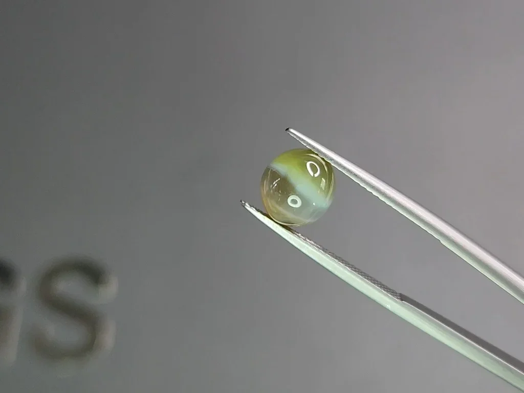 Cat's eye chrysoberyl in cabochon cut 4.24 carats, Sri Lanka Image №3