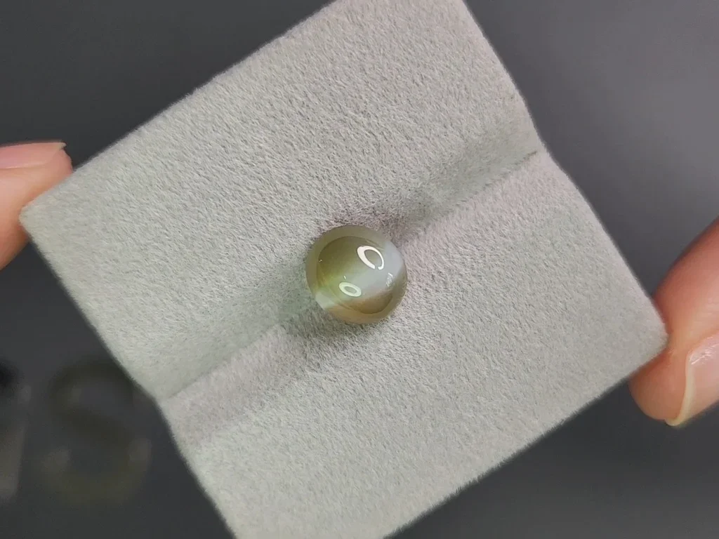 Cat's eye chrysoberyl in cabochon cut 4.24 carats, Sri Lanka Image №4