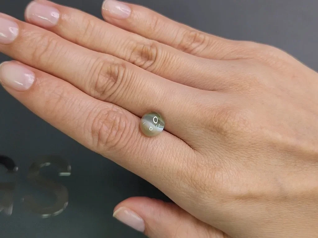 Cat's eye chrysoberyl in cabochon cut 4.24 carats, Sri Lanka Image №2