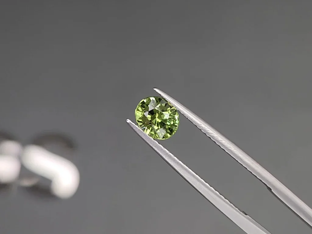 Yellowish green tsavorite garnet oval cut 1.17 carats, Tanzania Image №3