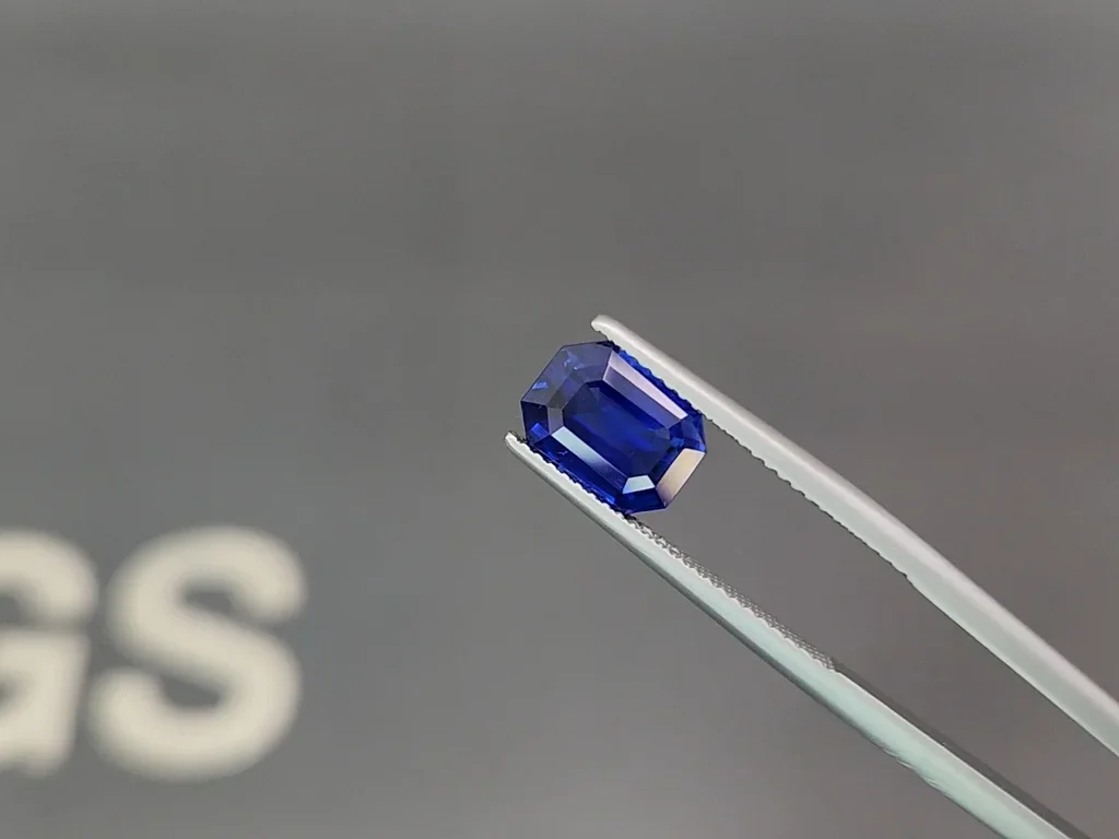 Sapphire Royal Blue octagon cut 3.14 carats, Sri Lanka Image №3