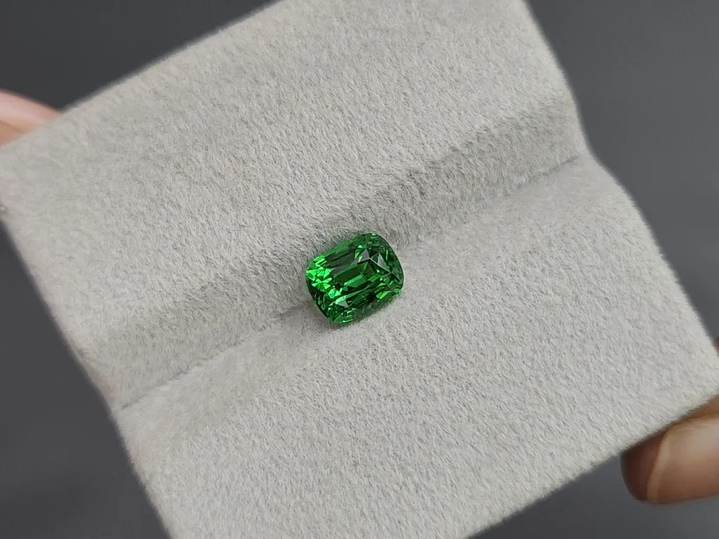 Garnet tsavorite Vivid Green cushion cut 1.53 Carats, Tanzania  Image №4