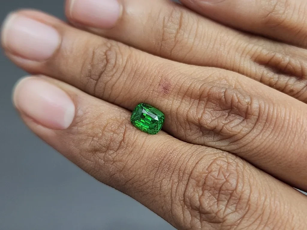 Garnet tsavorite Vivid Green cushion cut 1.53 Carats, Tanzania  Image №2
