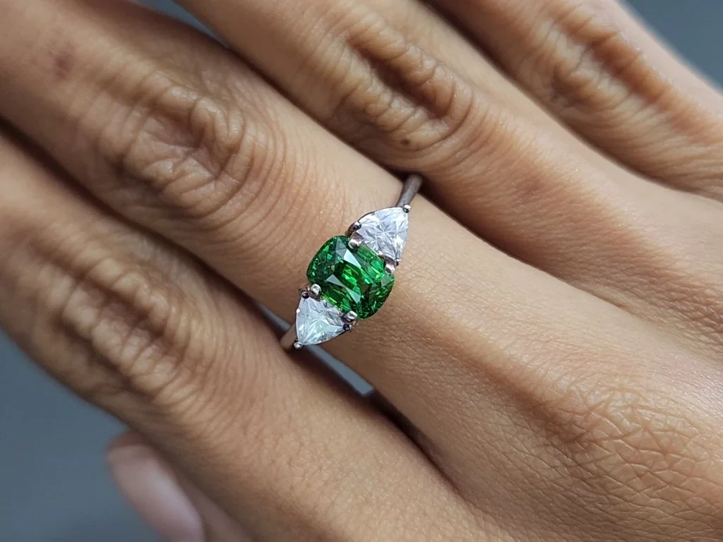 Garnet tsavorite Vivid Green cushion cut 1.53 Carats, Tanzania  Image №5