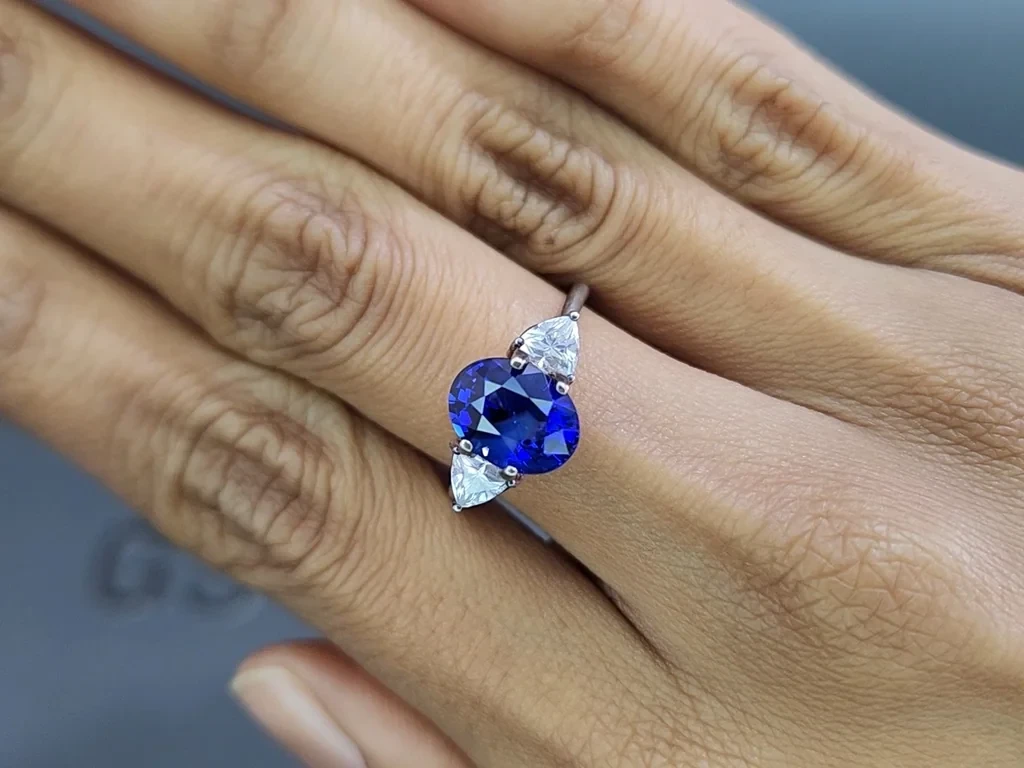 Sapphire Royal Blue oval cut 3.30 carats, Sri Lanka  Image №5