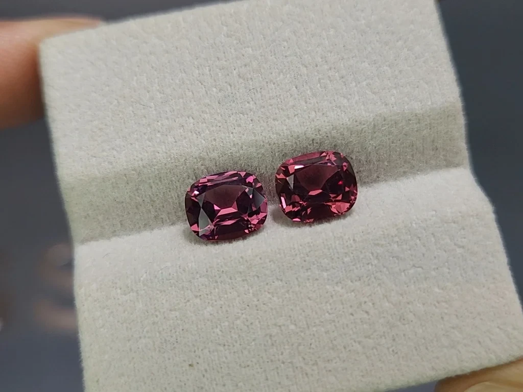 Pair of rhodolite garnets cushion cut 4.27 carats, Madagascar Image №4