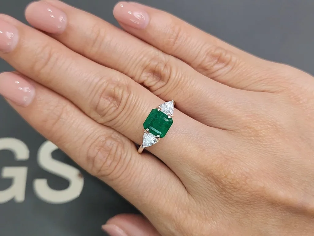 Emerald from Colombia intense color octagon shape 1.58 ct Image №5