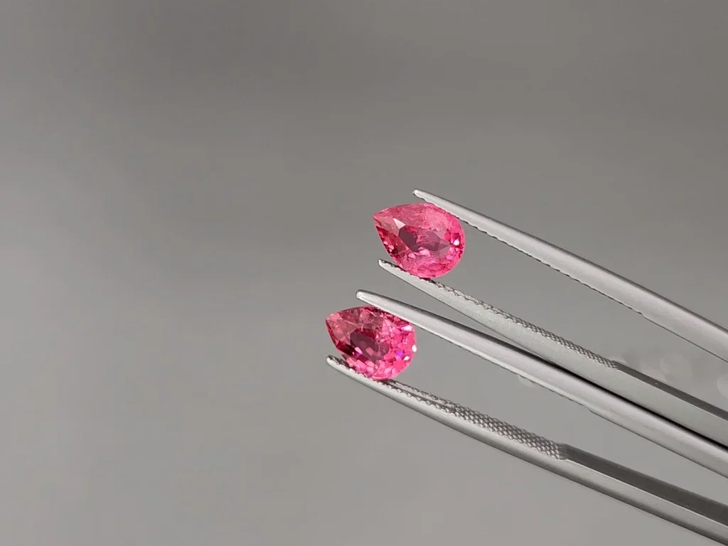 Pair of neon red pink pear-cut Mahenge spinels 2.29ct, Tanzania Image №3