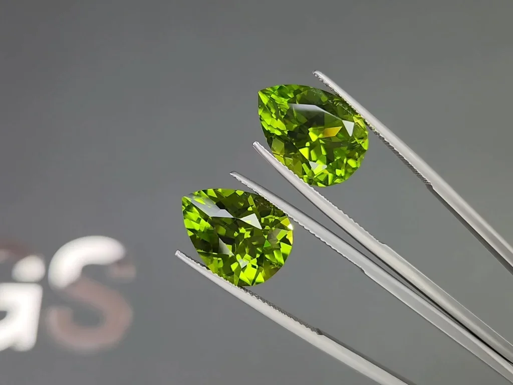 Pair of intense green peridots in pear cut 17.75 carats Image №3
