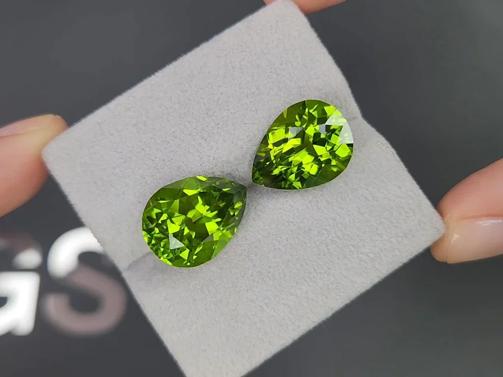 Pair of intense green peridots in pear cut 17.75 carats Image №4