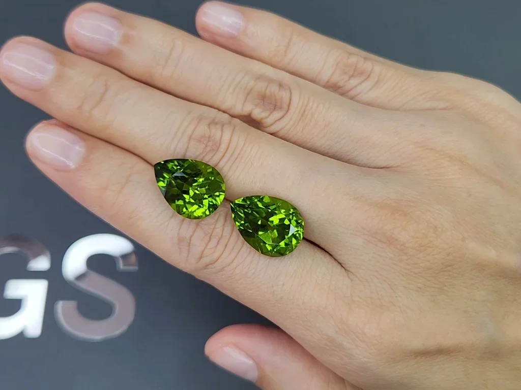 Pair of intense green peridots in pear cut 17.75 carats Image №2