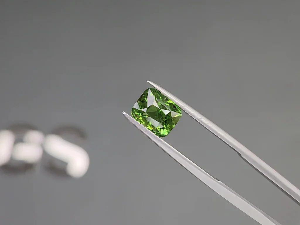 Green tsavorite garnet cushion cut 3.01 carats, Tanzania Image №3