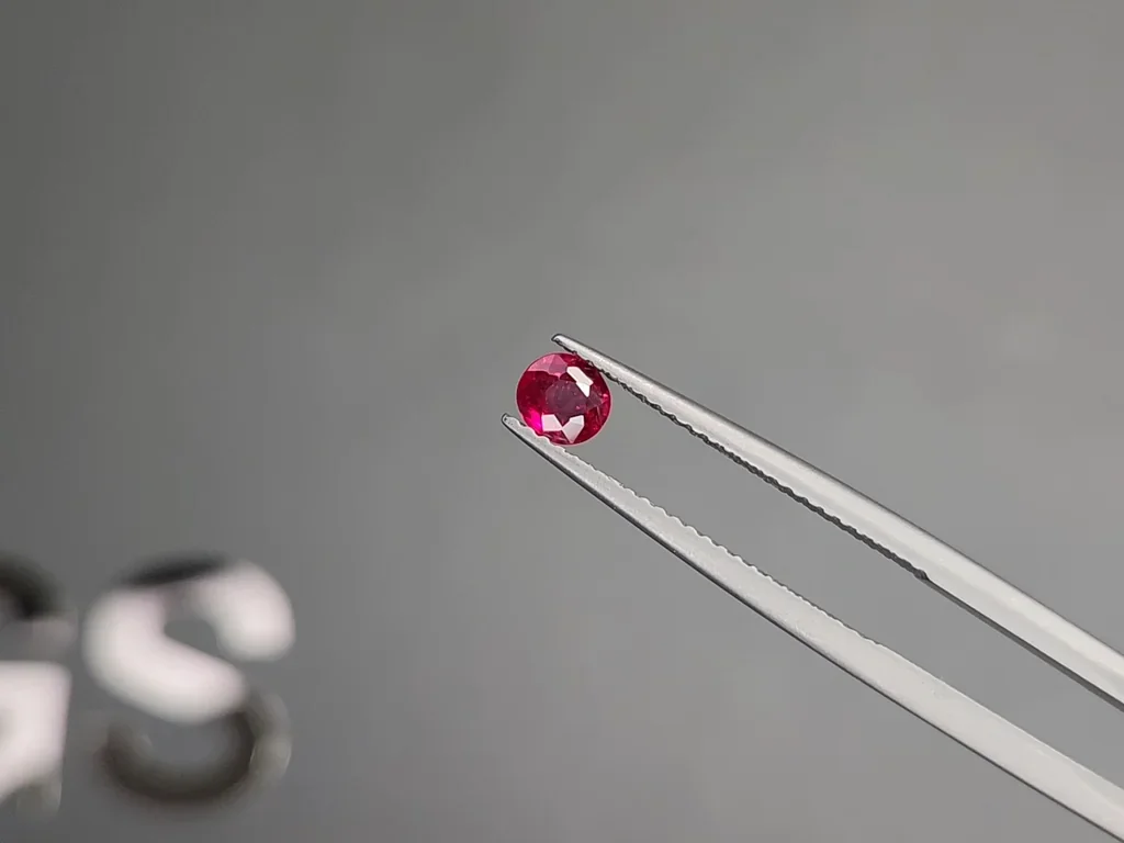 Untreated Pigeon's Blood red ruby in oval cut 0.42 carats, Burma  Image №3