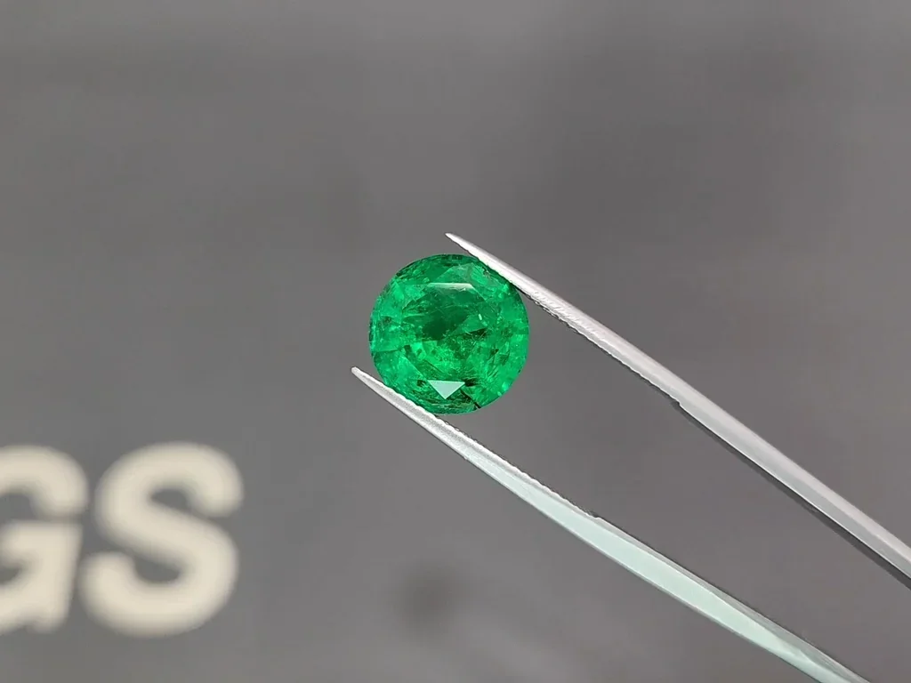 Rare Panjshir emerald with Vivid green color in round cut 5.09 carats Image №3