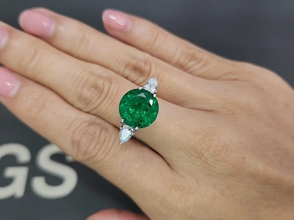 Rare Panjshir emerald with Vivid green color in round cut 5.09 carats Image №5