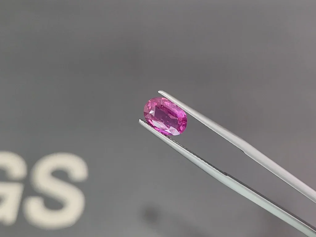 Unheated sapphire Vivid Pink oval cut  2.05 carats, Madagascar  Image №3