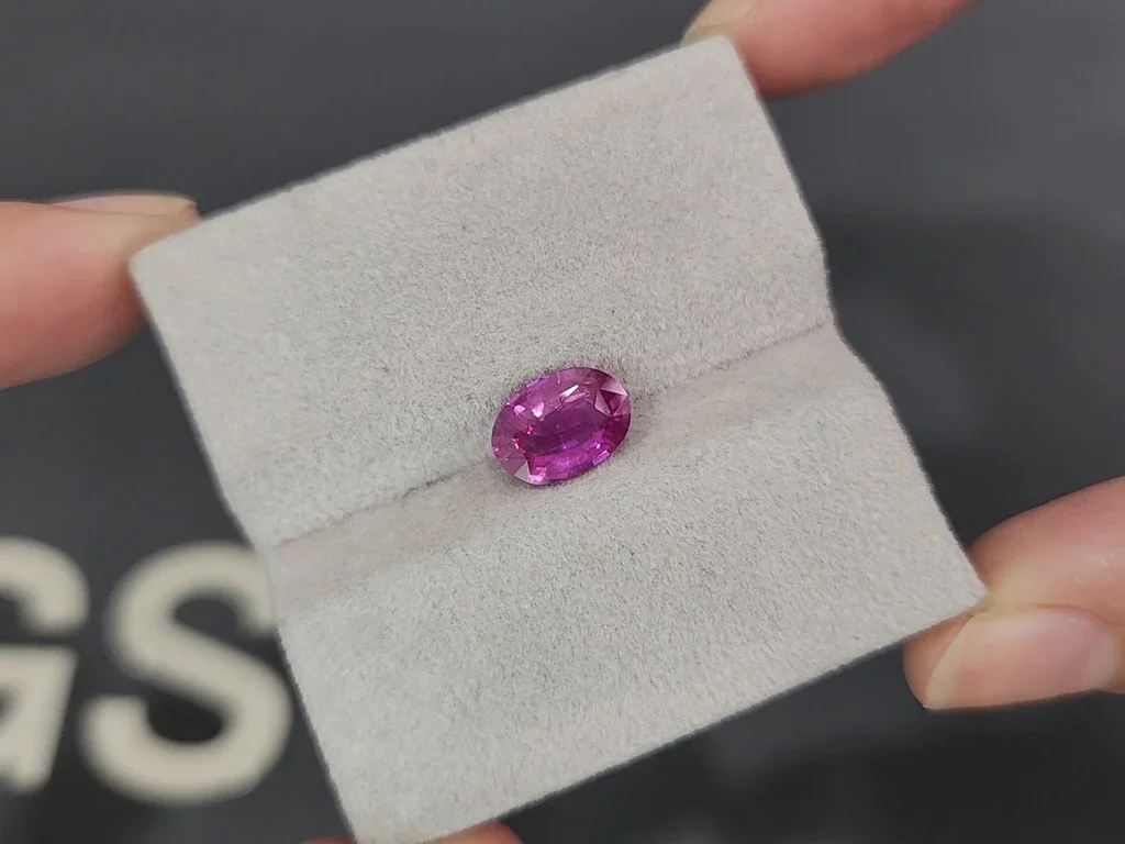 Unheated sapphire Vivid Pink oval cut  2.05 carats, Madagascar  Image №4