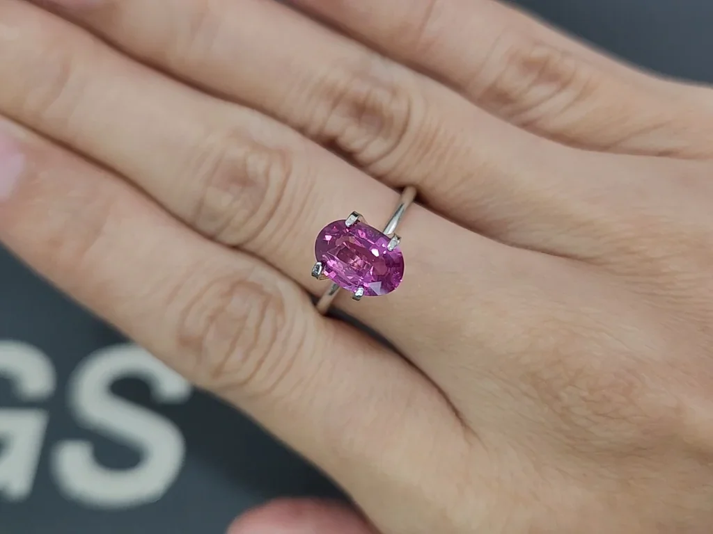 Unheated sapphire Vivid Pink oval cut  2.05 carats, Madagascar  Image №5