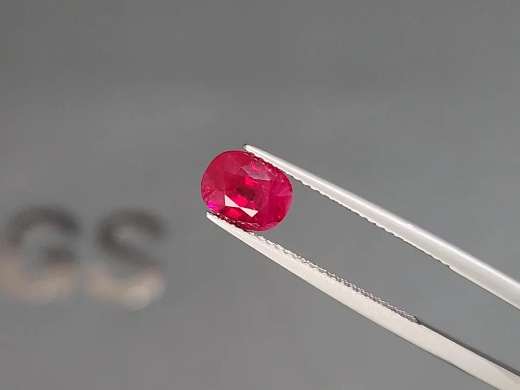 Pigeon Blood Ruby oval cut 2.14 carats, Burma Image №3