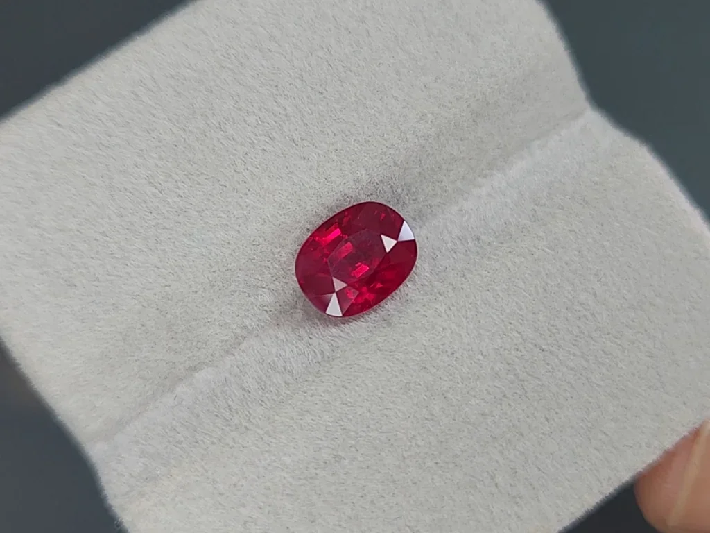 Pigeon Blood Ruby oval cut 2.14 carats, Burma Image №4