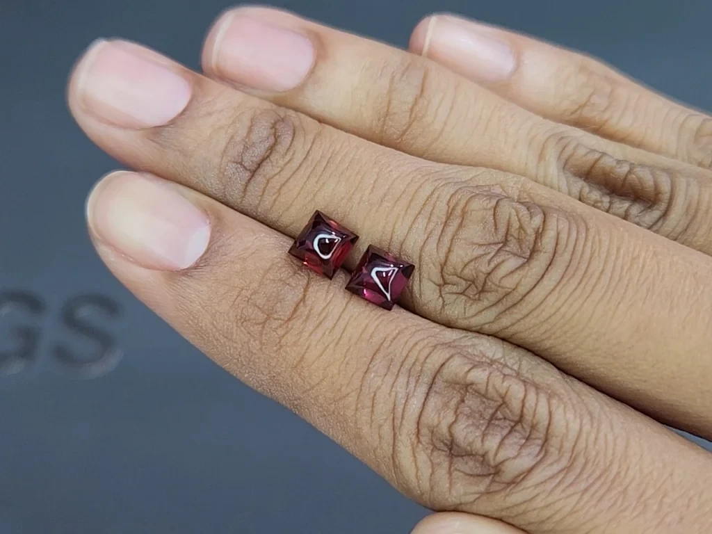 Pair of garnets rhodolite sugarloaf cut 2.53 carats, Madagascar Image №2