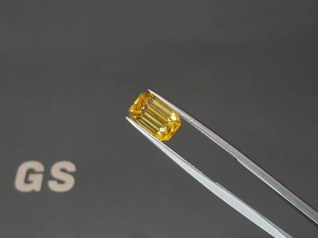 Sapphire Vivid Yellow octagon cut 3.02 carats, Sri Lanka Image №3