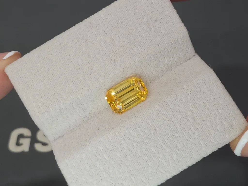 Sapphire Vivid Yellow octagon cut 3.02 carats, Sri Lanka Image №4