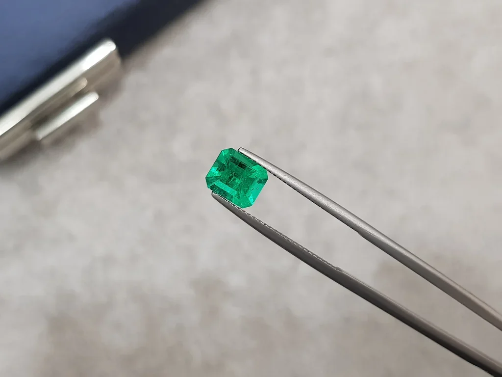 Vivid Green emerald 1.50 ct, Colombia Image №3