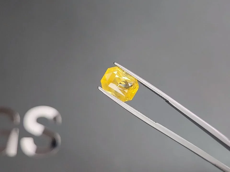 Vivid yellow sapphire with silk effect in radiant cut 5.76 carats, Sri Lanka  Image №3