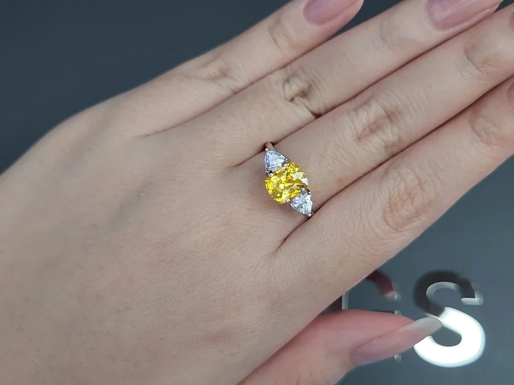Vivid yellow sapphire in cushion cut 1.94 carats, Sri Lanka Image №5