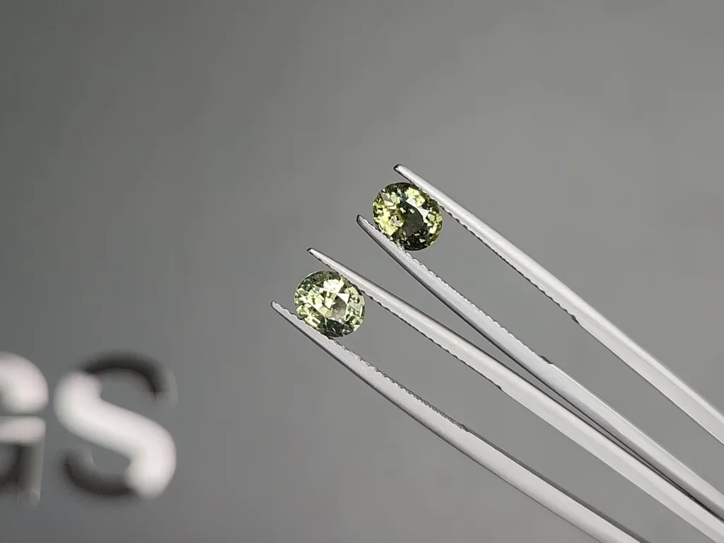 Pair of unheated sapphires Bi-color oval cut 2.14 carats, Sri Lanka Image №3