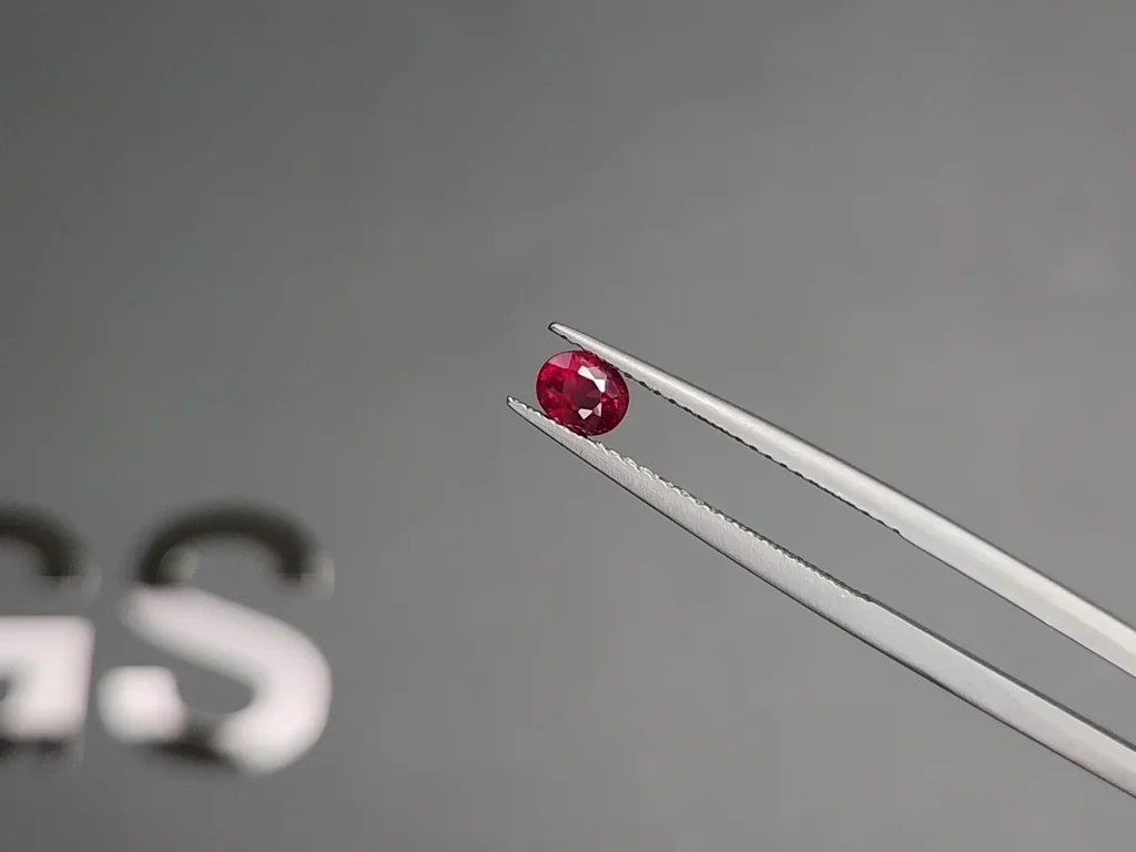 Unheated Pigeon's blood red ruby in oval cut 0.50 carats, Burma  Image №3