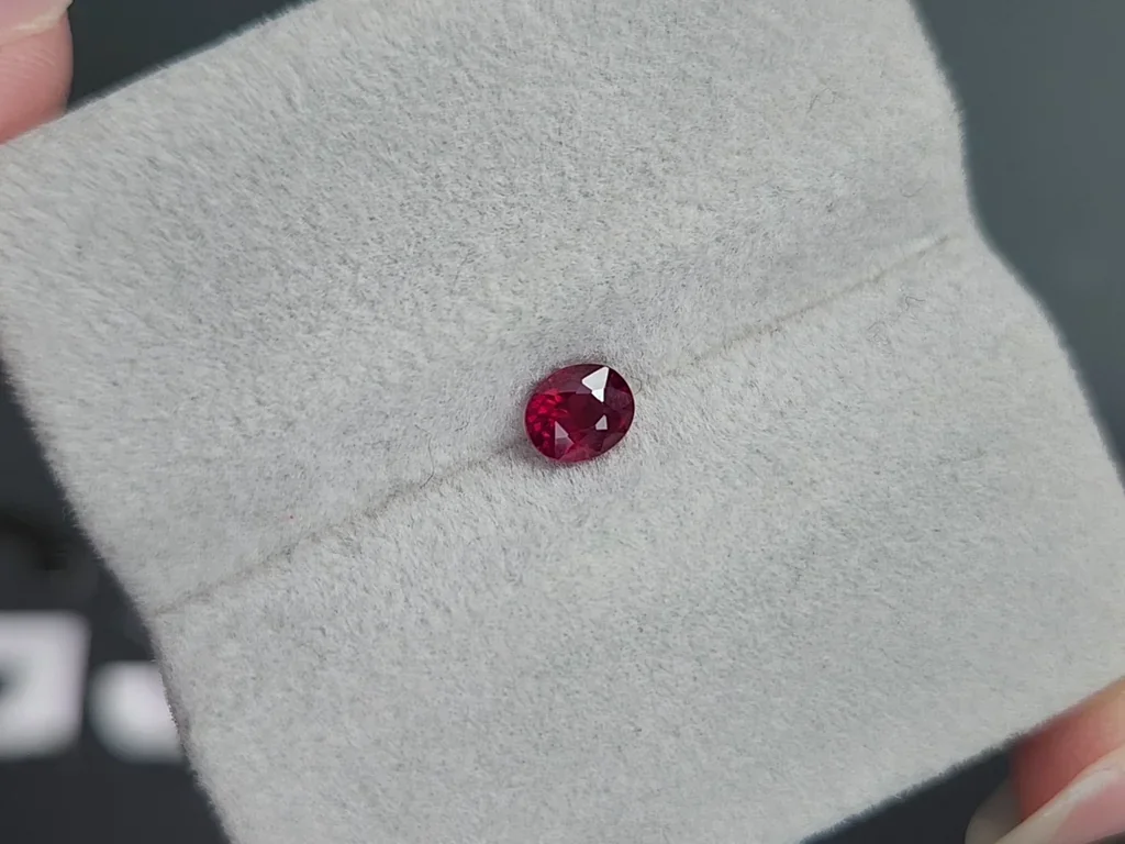 Unheated Pigeon's blood red ruby in oval cut 0.50 carats, Burma  Image №4