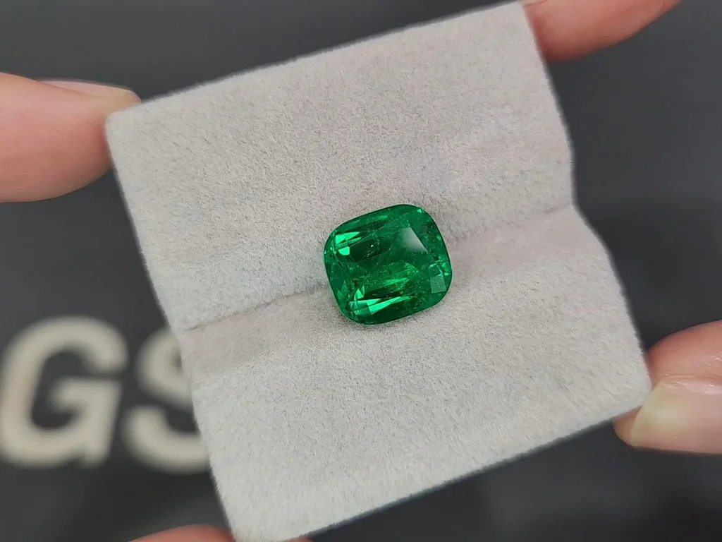 Unique Panjshir emerald with Vibrant vivid green color in cushion cut 4.83 carats  Image №4