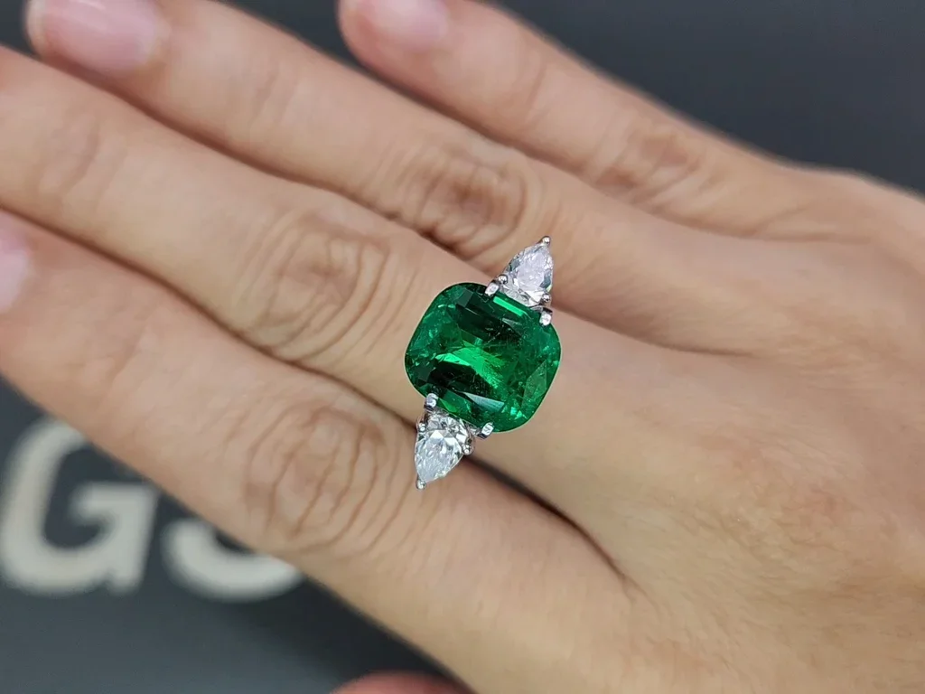 Unique Panjshir emerald with Vibrant vivid green color in cushion cut 4.83 carats  Image №5