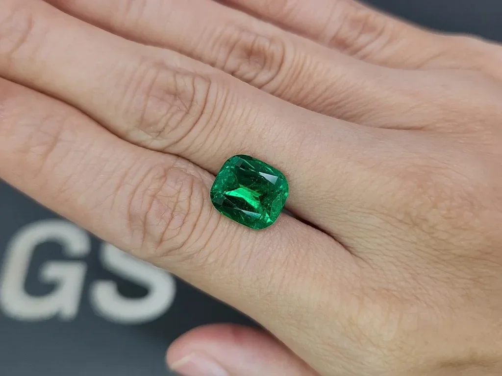 Unique Panjshir emerald with Vibrant vivid green color in cushion cut 4.83 carats  Image №2