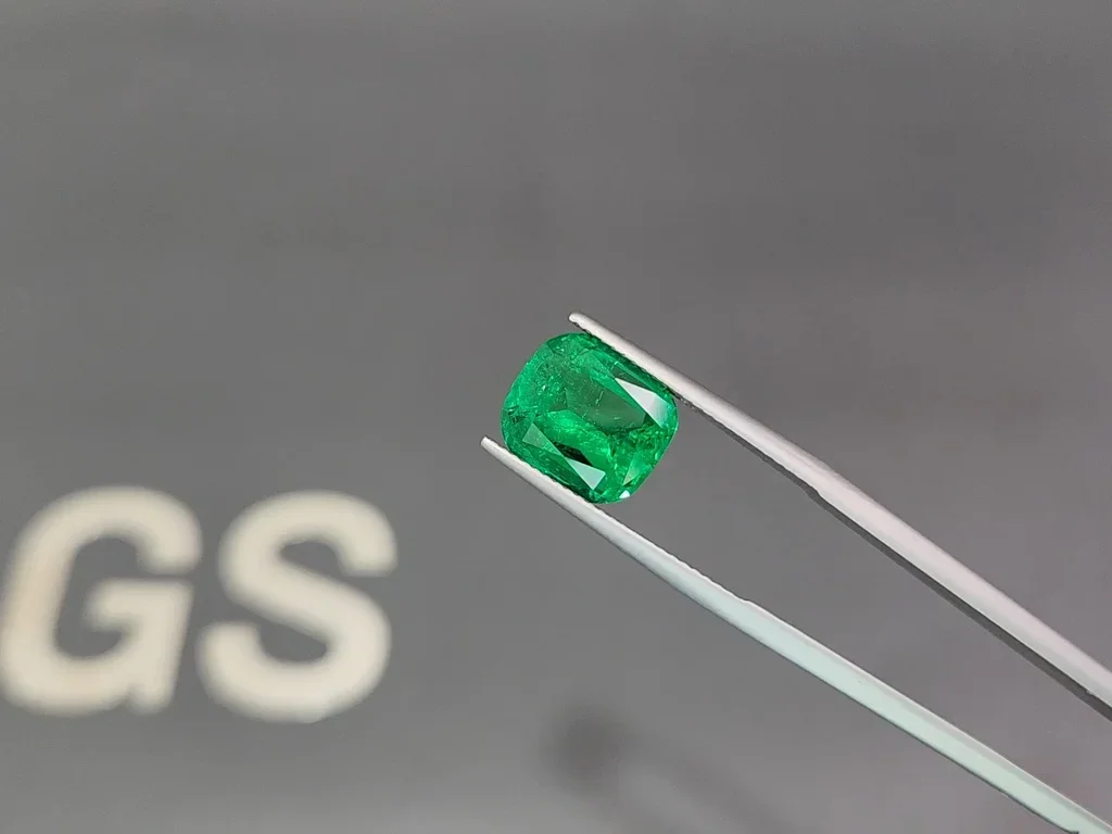 Unique Panjshir emerald with Vibrant vivid green color in cushion cut 4.83 carats  Image №3