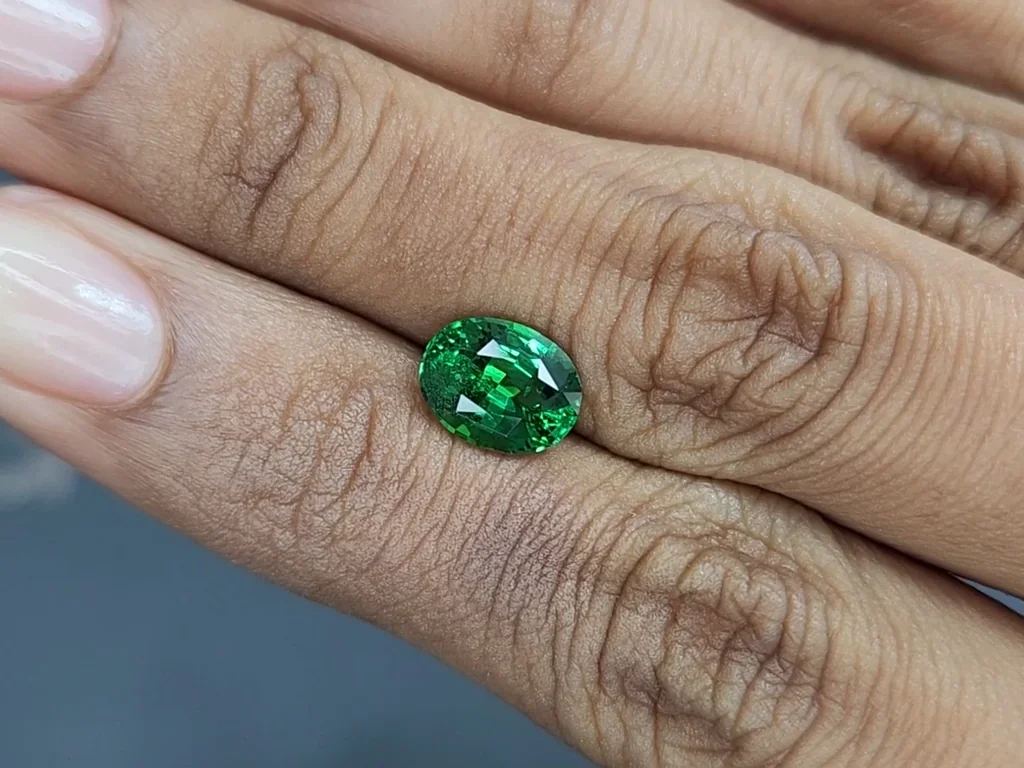 Garnet tsavorite  Intense Green oval cut 2.54 carats, Tanzania  Image №2