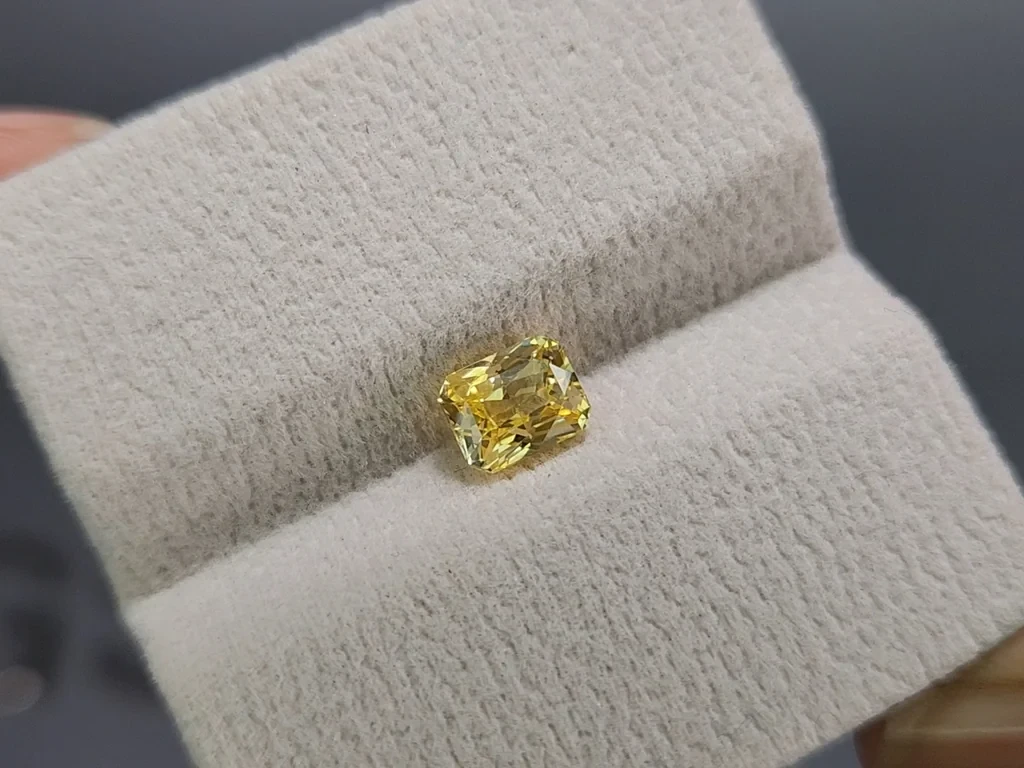 Yellow sapphire radiant cut 1.57 carats, Madagascar Image №4