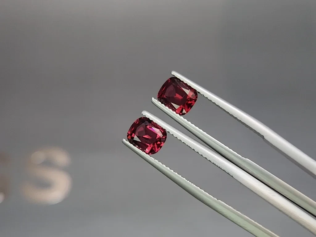 Pair of rhodolite garnets cushion cut 2.88 carats, Madagascar Image №3