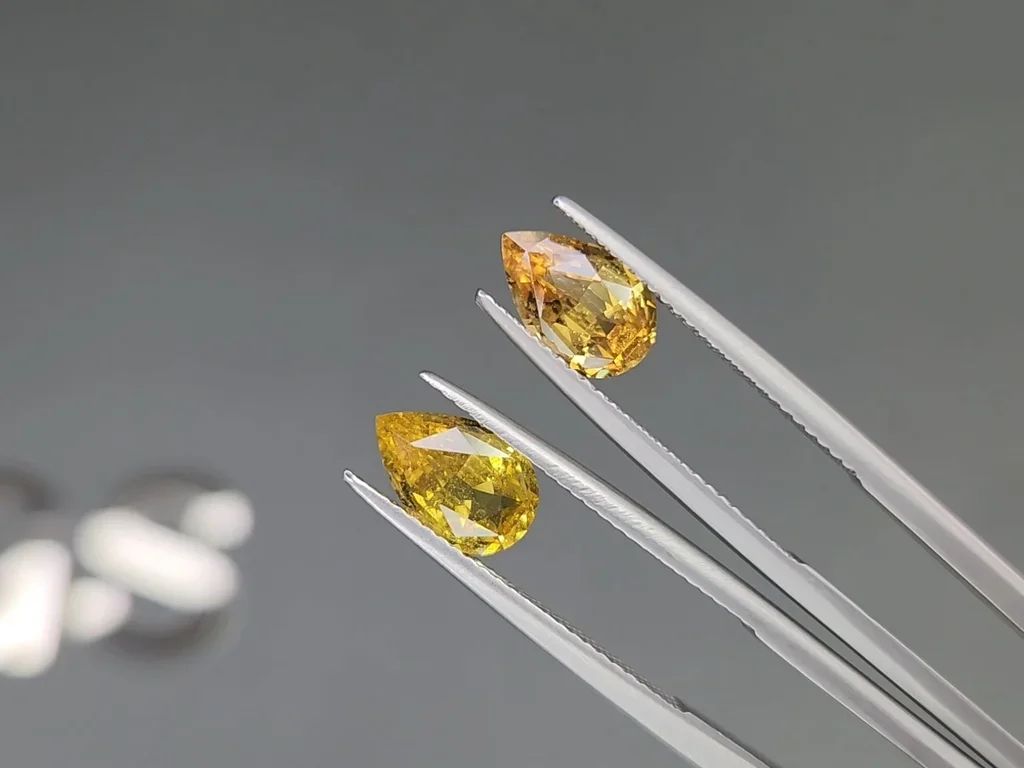 Pair of unheated pear cut yellow sapphires 3.23 carats, Madagascar Image №3