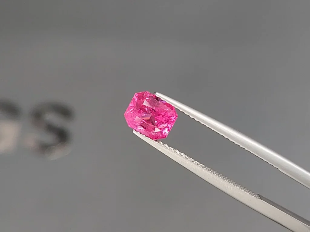 Spinel Mahenge Vivid Pink radiant cut 1.53 carats, Tanzania   Image №3