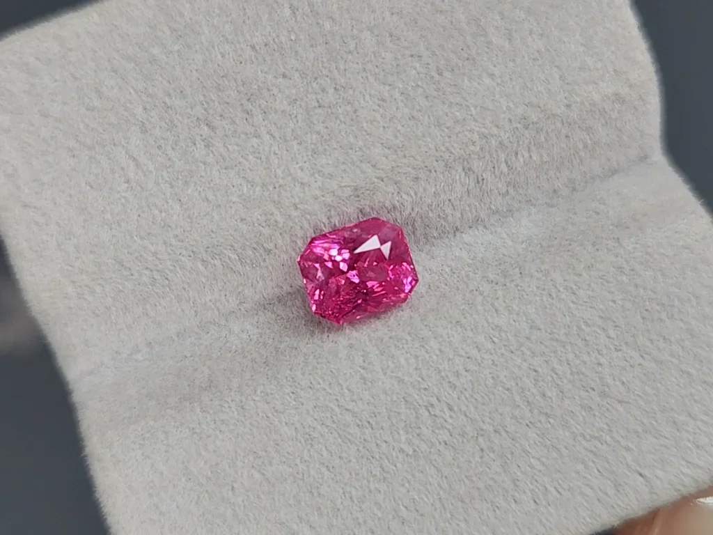 Spinel Mahenge Vivid Pink radiant cut 1.53 carats, Tanzania   Image №4