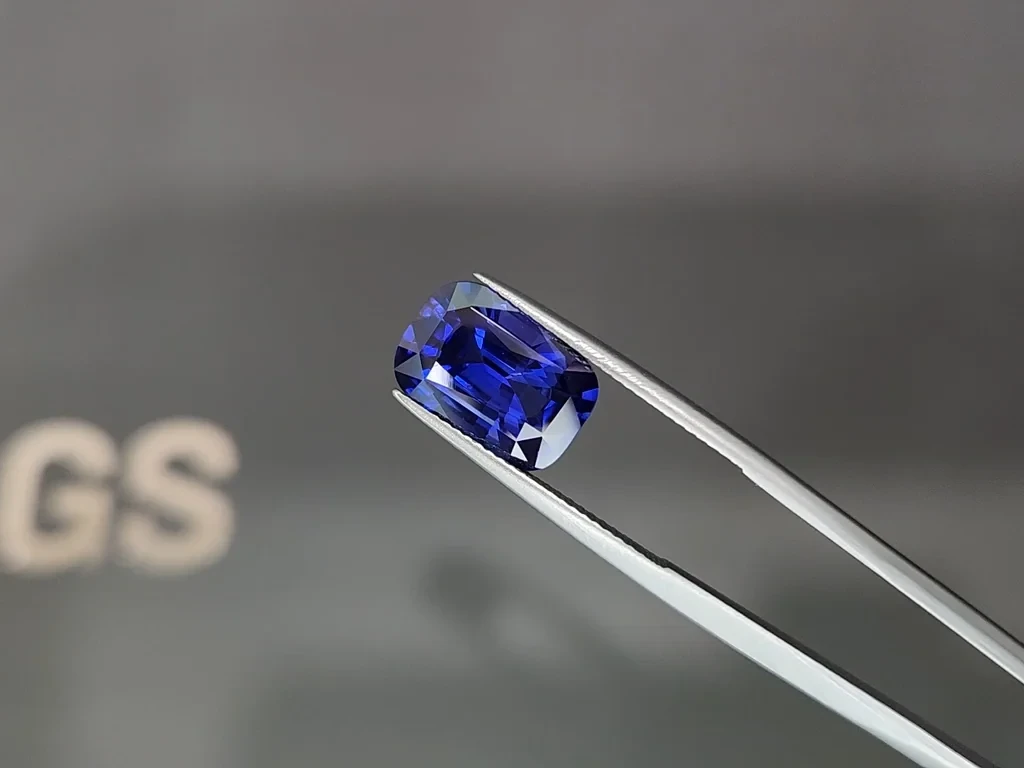 Unheated Royal Blue sapphire in cushion cut 6.61 carats, Sri Lanka Image №3