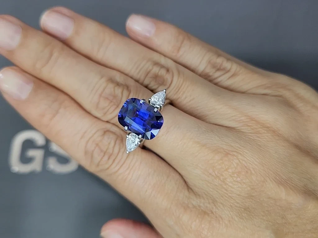 Unheated Royal Blue sapphire in cushion cut 6.61 carats, Sri Lanka Image №5